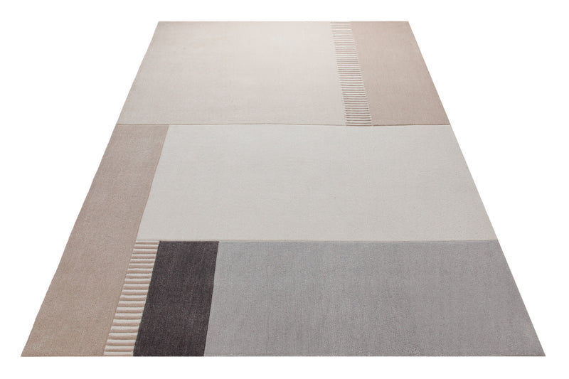 Sand und Wollweiß - Colourblock-Handtuft 160 x 230 cm – Teppich im Raum platziert