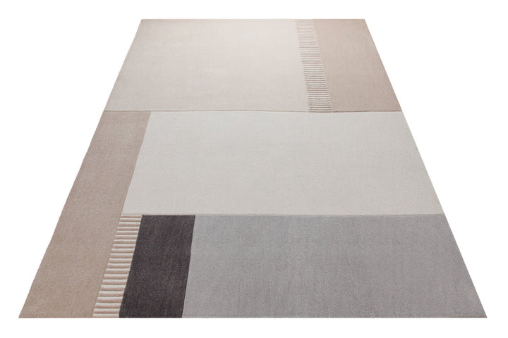 Sand und Wollweiß - Colourblock-Handtuft 160 x 230 cm – Teppich im Raum platziert