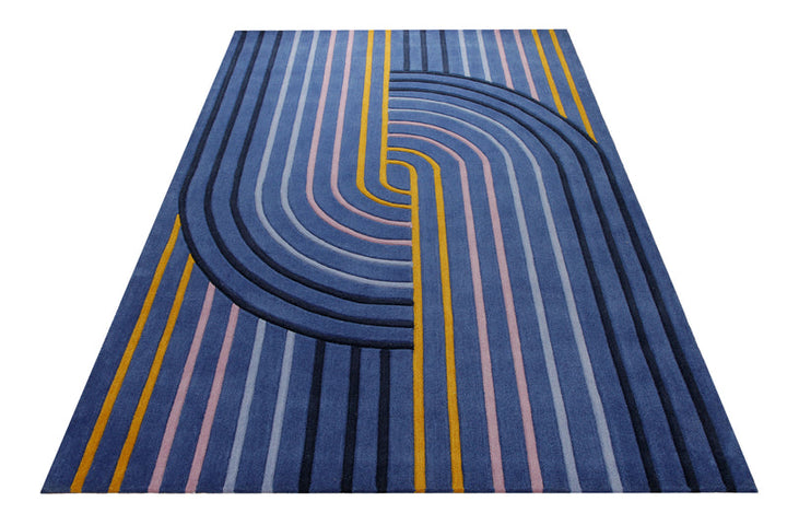 Retro-Kurve in Nachtblau - Handtuft 160 x 230 cm – Teppich im Raum platziert
