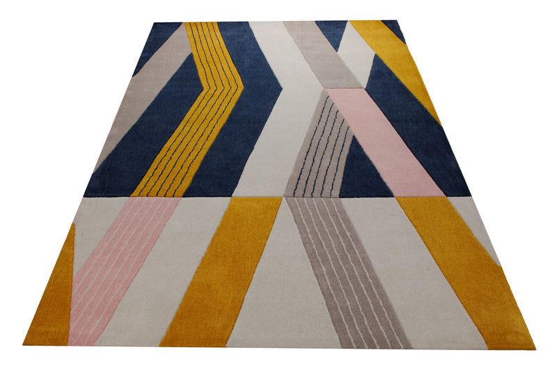 Ocker über Navy - Handtuft 160 x 230 cm – Teppich im Raum platziert