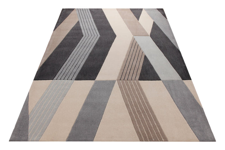 Grafit und Sand - Handtuft mit Zickzack-Bändern 160 x 230 cm – Teppich im Raum platziert
