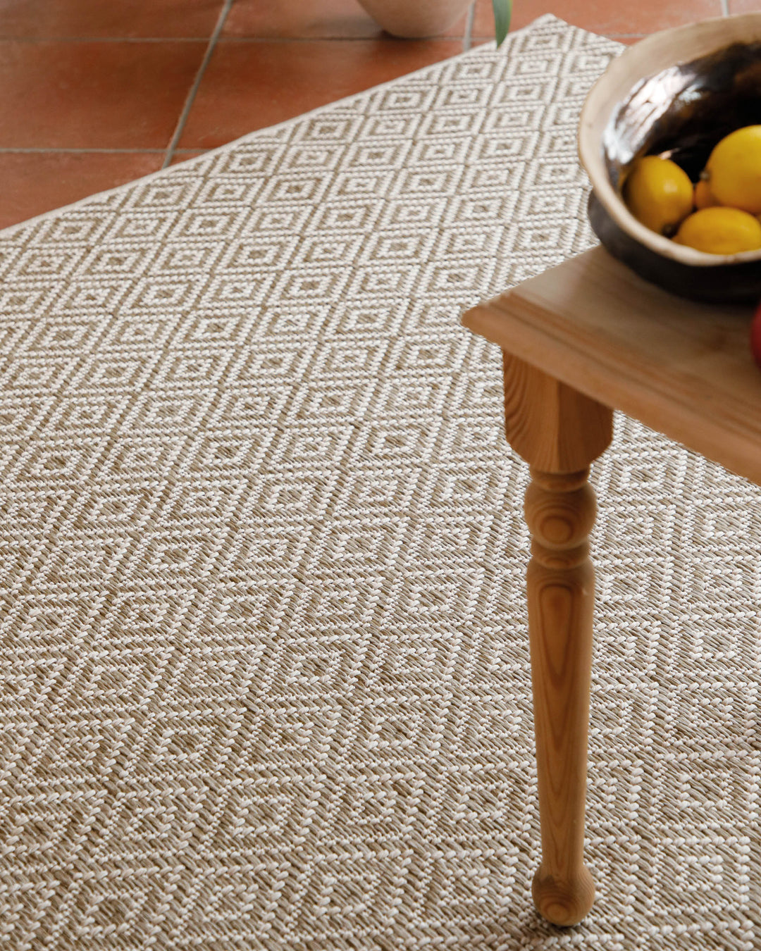 In-& Outdoor Teppich Miami Beach creme weiß rechteckig im Raum mit Tischkante