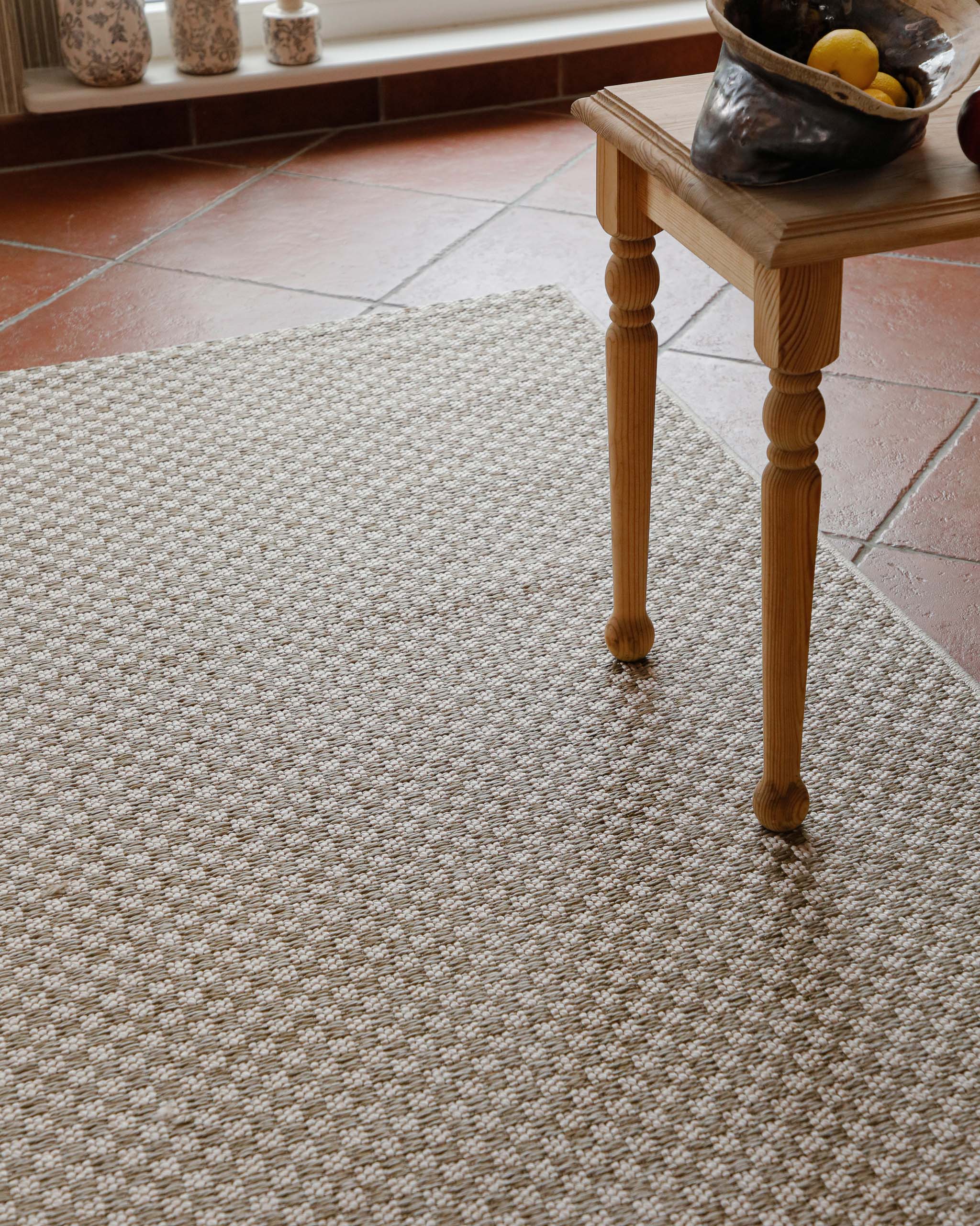 In-& Outdoor Teppich Miami South Beach creme weiß rechteckig im Raum mit Tischkante