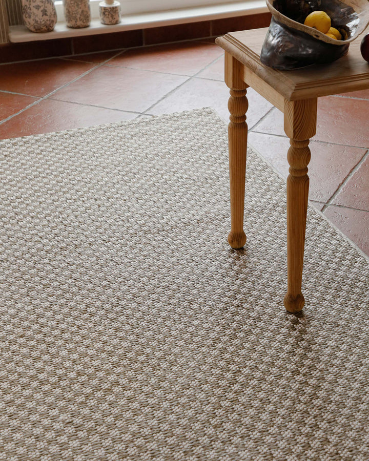 In-& Outdoor Teppich Miami South Beach creme weiß rechteckig im Raum mit Tischkante