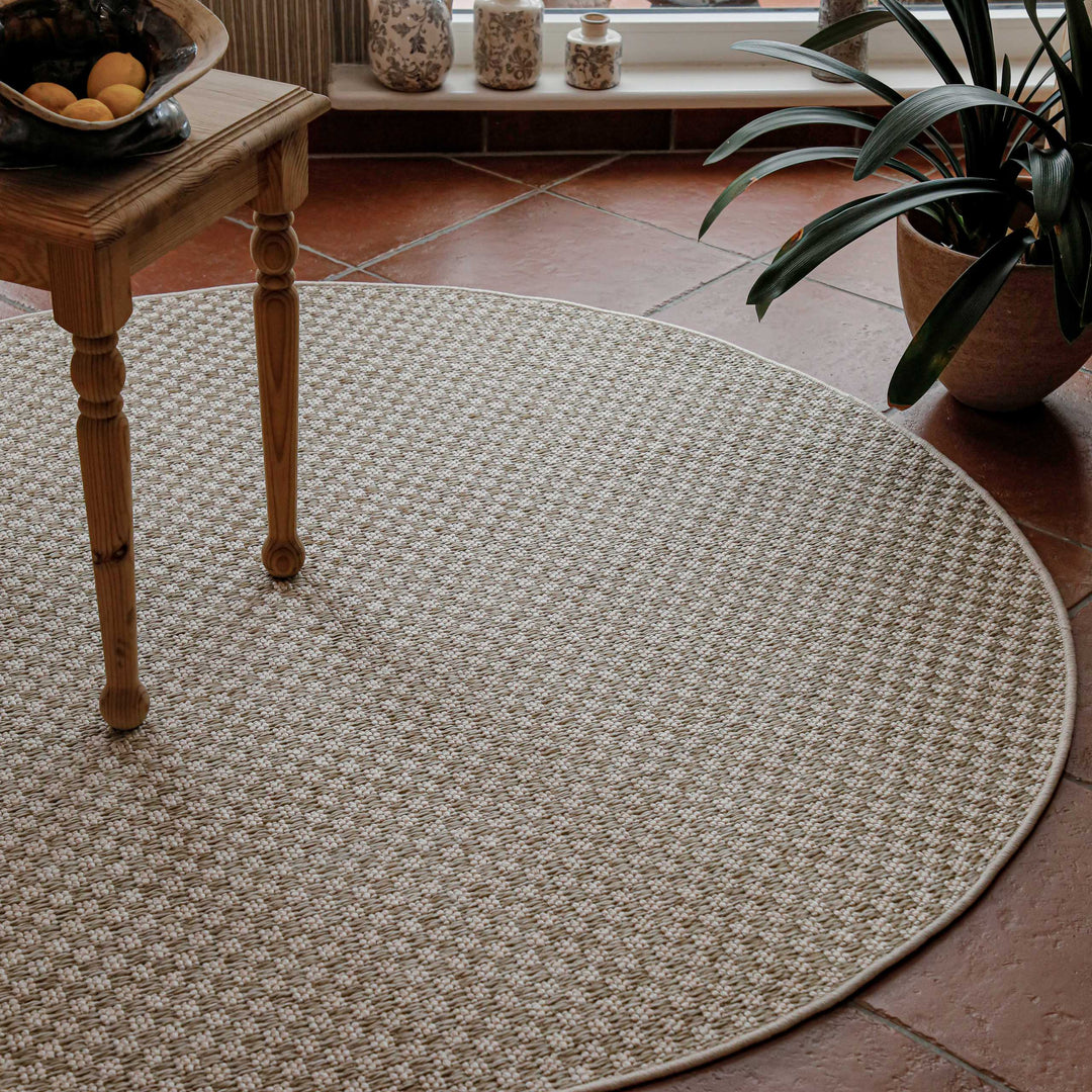 In-& Outdoor Teppich Miami South Beach creme weiß rund im Raum mit Tisch