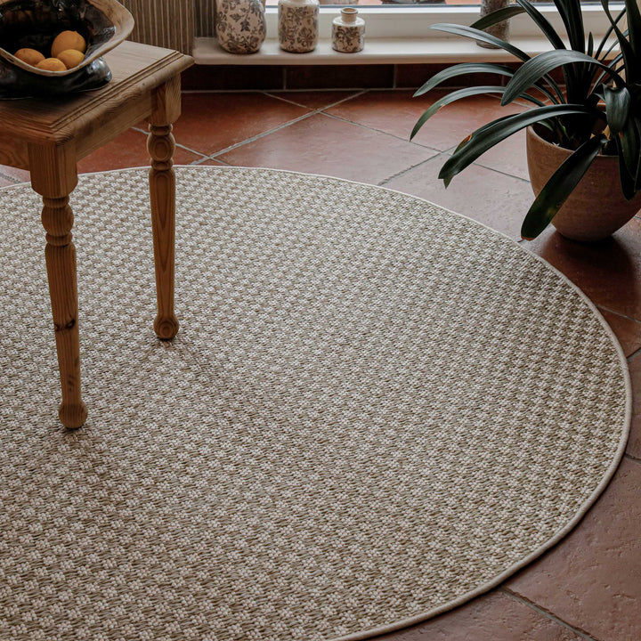 In-& Outdoor Teppich Miami South Beach creme weiß rund im Raum mit Tisch