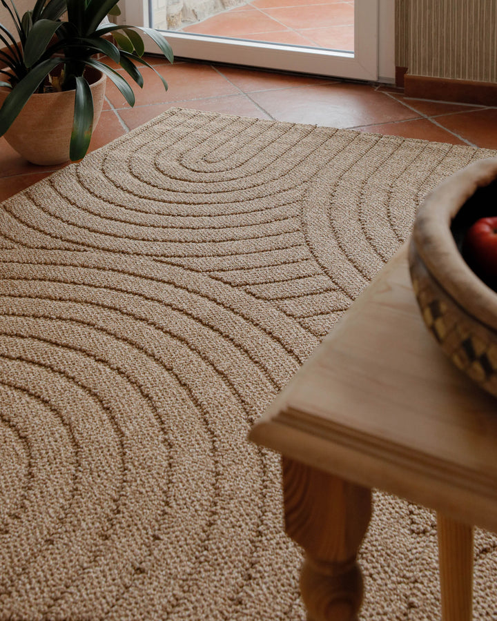 In-& Outdoor Teppich Monoq natur rechteckig Detailansicht gezoomt mit Tisch