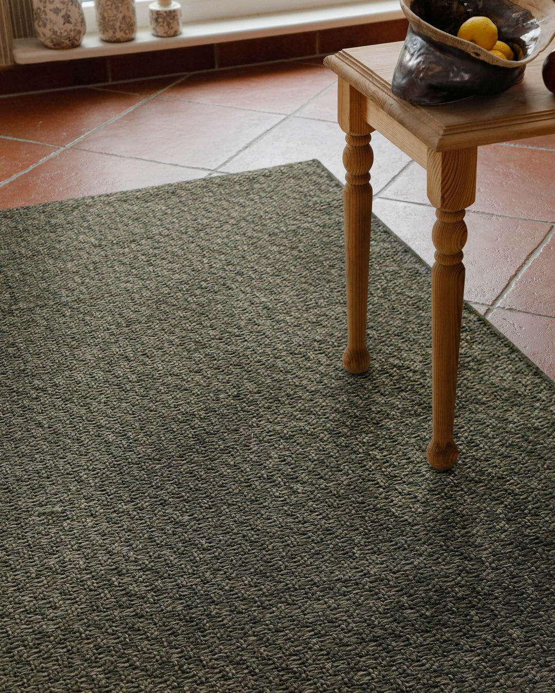 In-& Outdoor Teppich Miami South Beach grau oliv rechteckig im Raum mit Tischkante