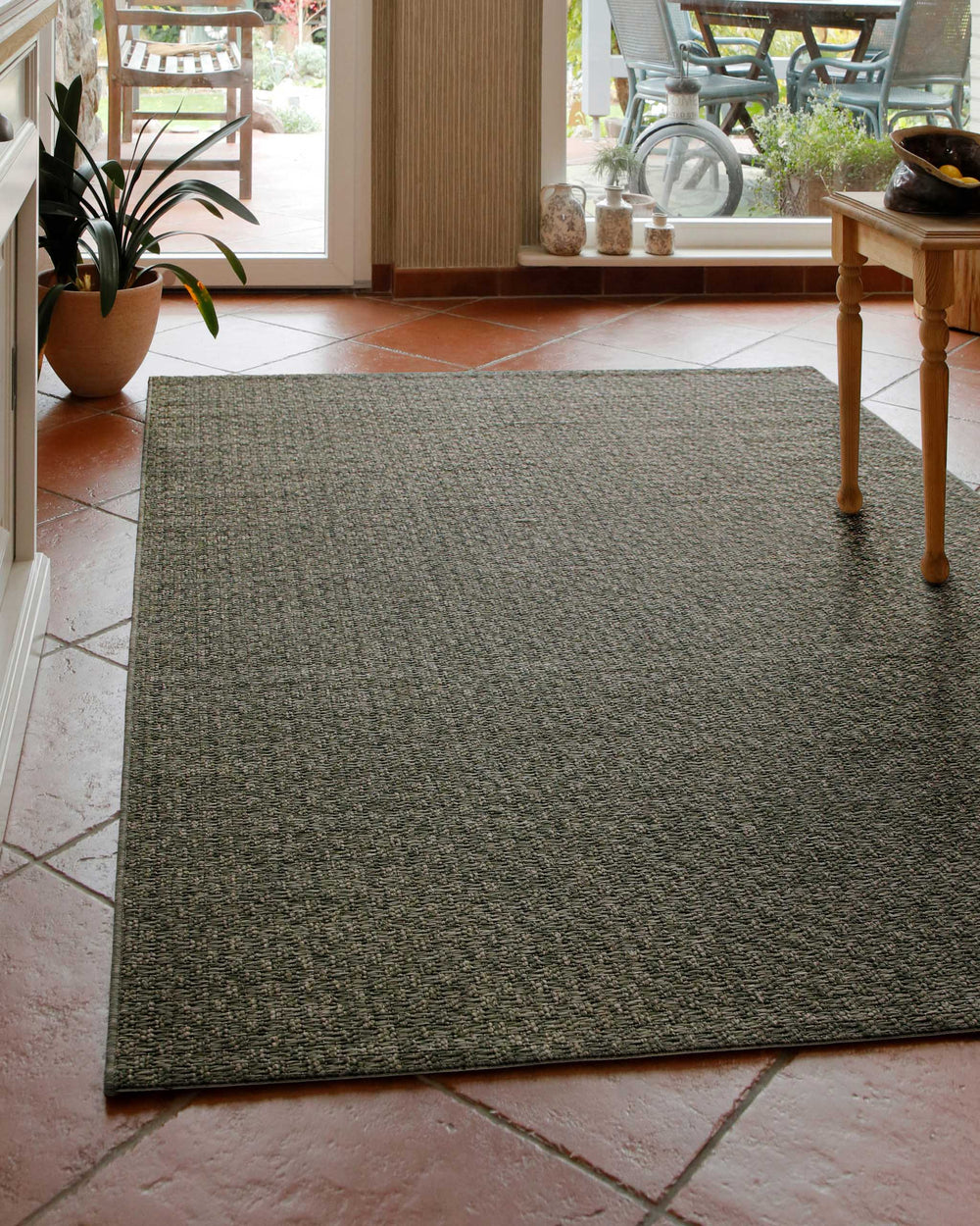 In-& Outdoor Teppich Miami South Beach grau oliv Ansicht im Raum rechteckig