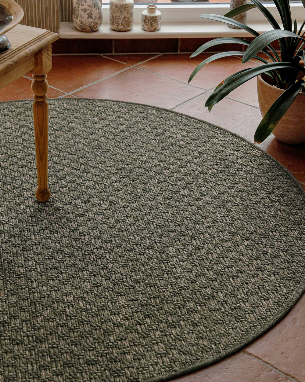 In-& Outdoor Teppich Miami South Beach grau oliv rund im Raum mit Tisch