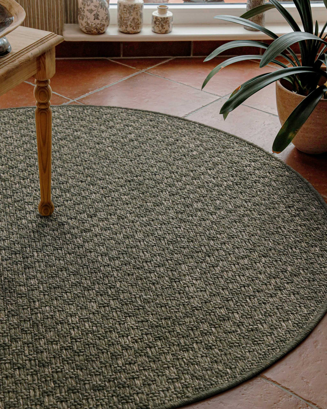 In-& Outdoor Teppich Miami South Beach grau oliv rund im Raum mit Tisch