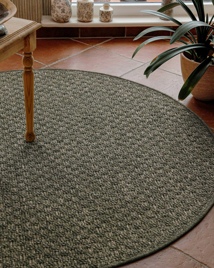 In-& Outdoor Teppich Miami South Beach grau oliv rund im Raum mit Tisch
