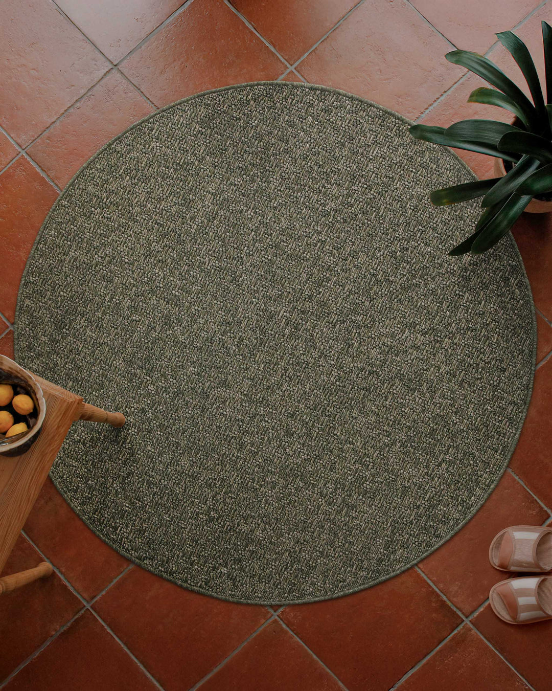 In-& Outdoor Teppich Miami South Beach grau oliv rund im Raum mit Tisch und Blumentopf