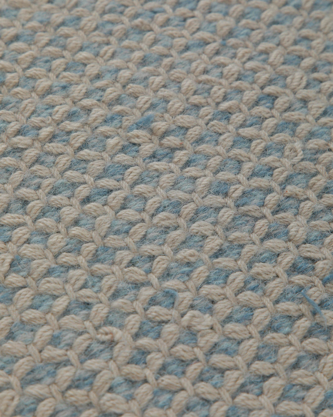 Summer Handwebteppich Wolle hellblau natur 160x230 cm – Detailansicht des Flors