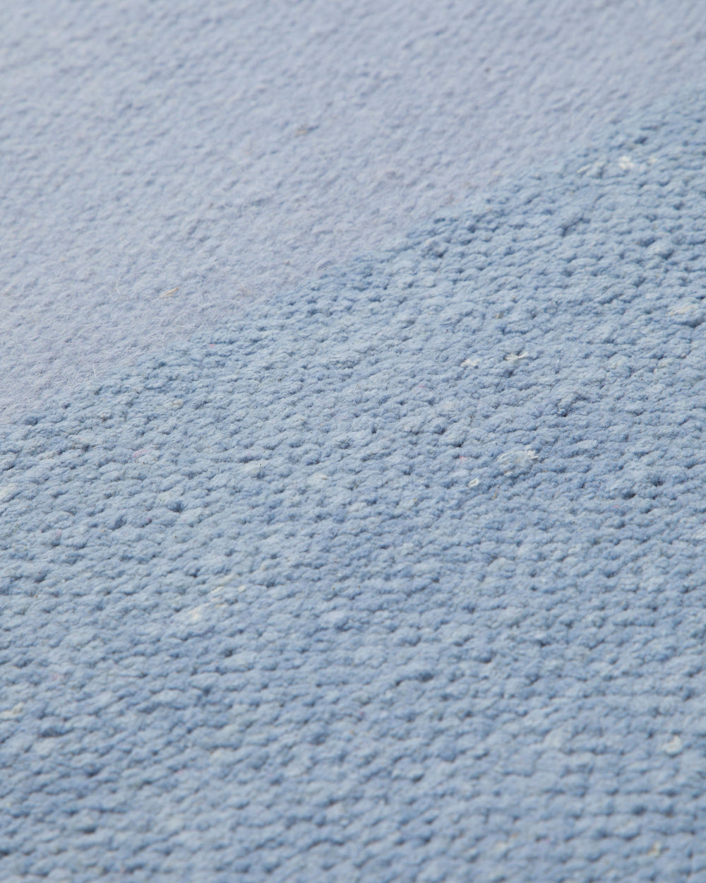 Spring Handwebteppich Chenille hellblau blau 160x230 cm – Nahaufnahme der Farbgebung