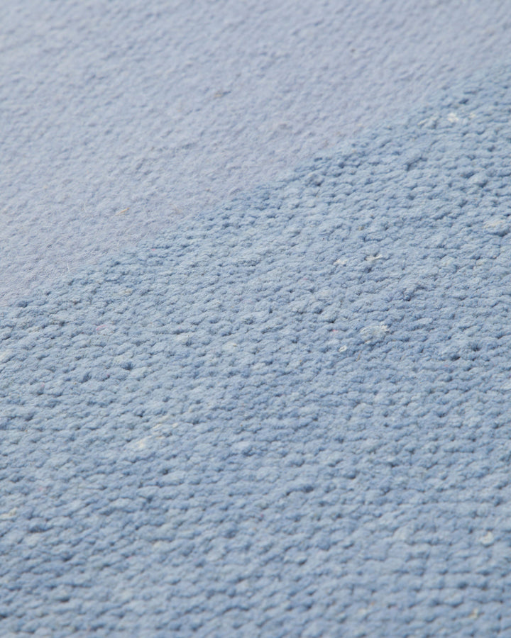 Spring Handwebteppich Chenille hellblau blau 160x230 cm – Nahaufnahme der Farbgebung