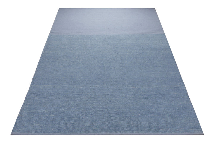 Spring Handwebteppich Chenille hellblau blau 160x230 cm – Lifestyle-Aufnahme im Interieur
