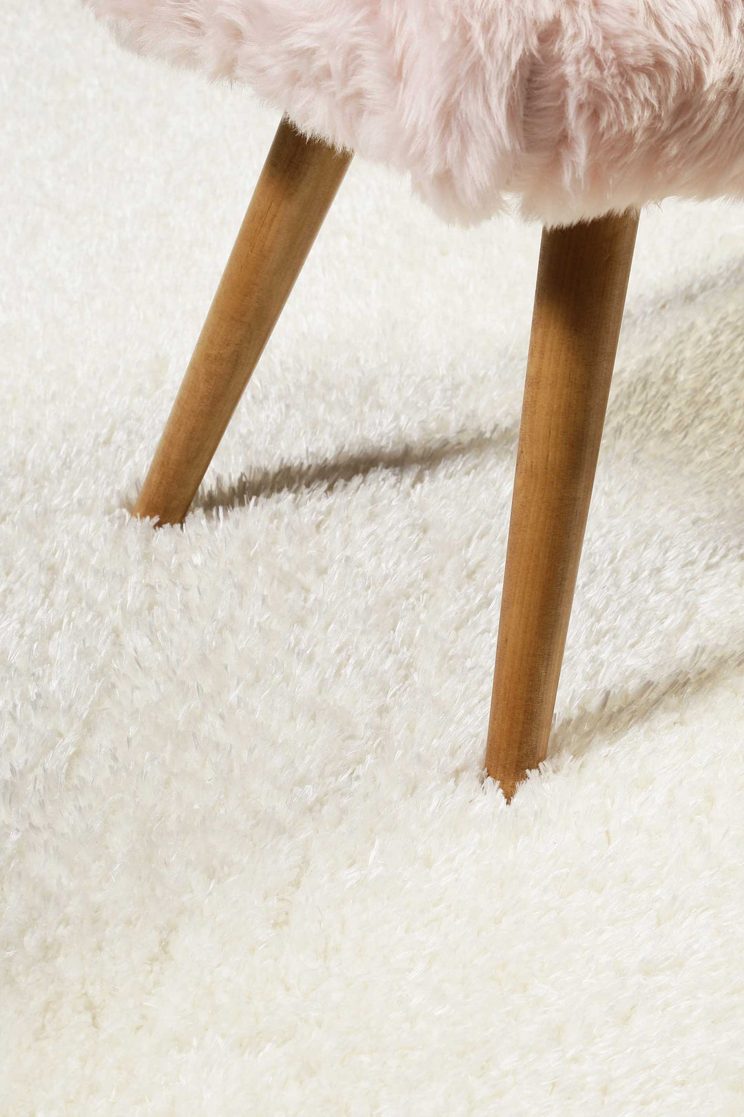 Hochflor Teppich Toubkal Weiß Creme rechteckig mit Hocker gezoomt