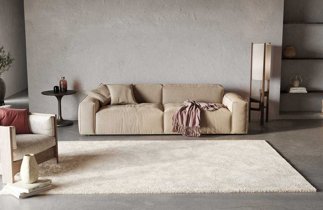 Hochflor Teppich Toubkal Weiß Creme rechteckig im Wohnzimmer vor der Couch