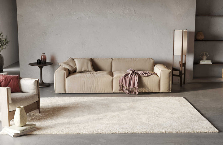 Hochflor Teppich Toubkal Weiß Creme rechteckig im Wohnzimmer vor der Couch