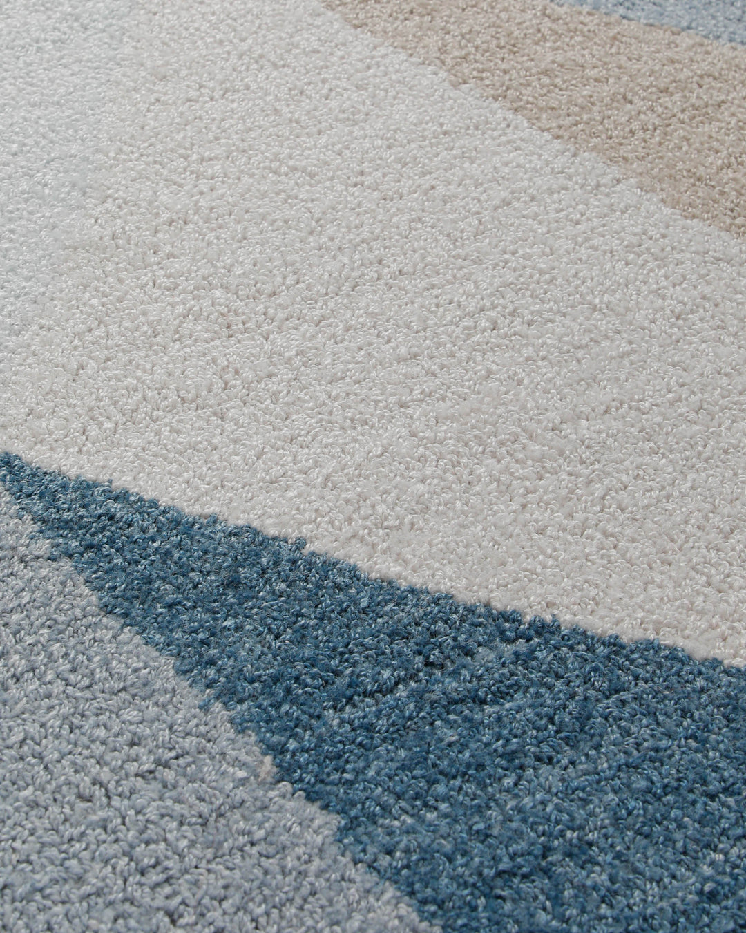 Dreiecke in Eisblau - Handtuft Wolle 160 x 230 cm – Produktfoto freigestellt
