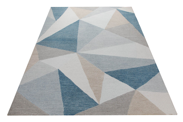 Dreiecke in Eisblau - Handtuft Wolle 160 x 230 cm – Teppich im Raum platziert