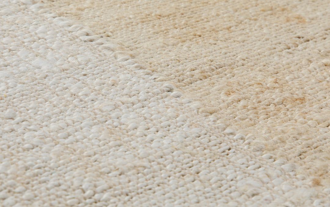 160x230 Teppich WohnzimmerZwei Hälften, ein Ton – Reduzierter Naturteppich in Creme und Sand
