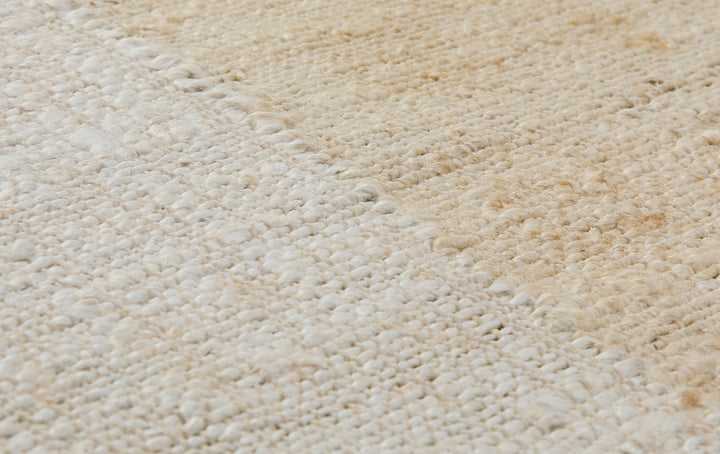 160x230 Teppich WohnzimmerZwei Hälften, ein Ton – Reduzierter Naturteppich in Creme und Sand
