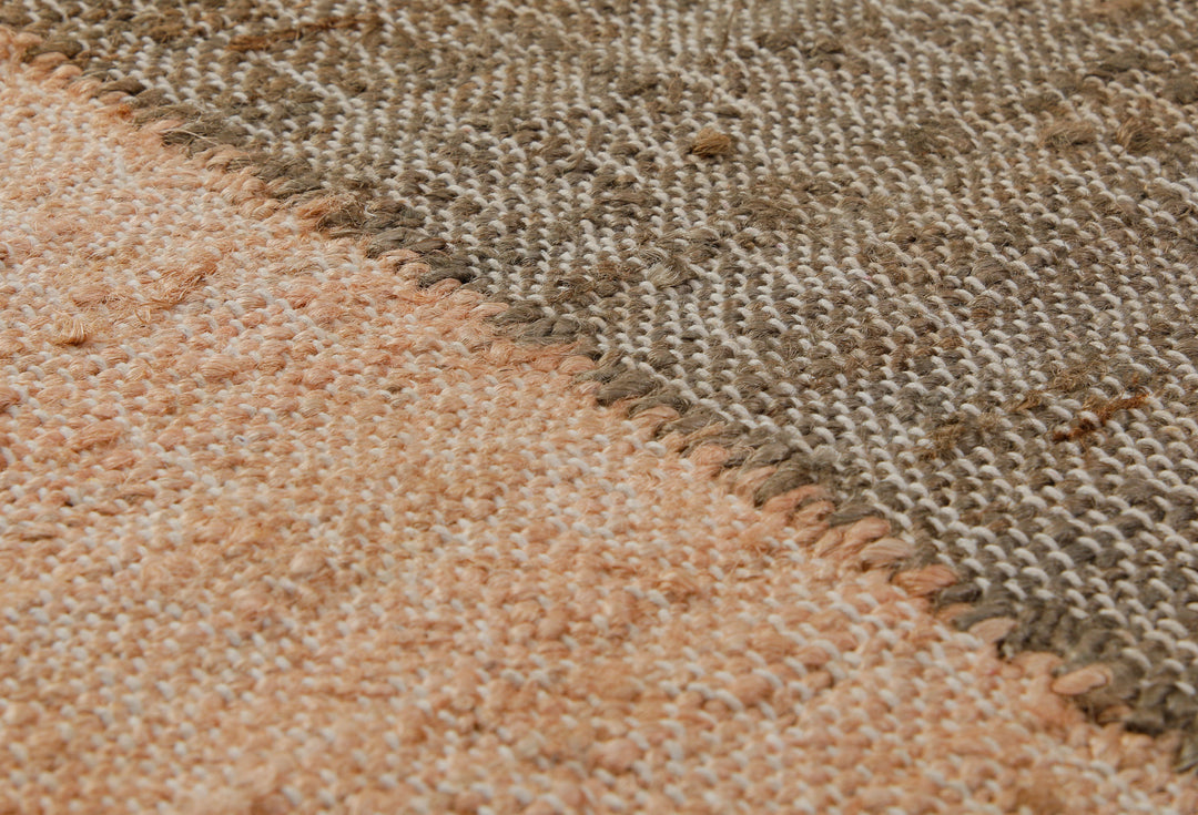160x230 Teppich Wohnzimmer Zwei Welten, ein Teppich – Naturfaser-Diptychon in Apricot und Erde
