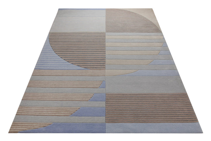 Sand und Taubenblau - Handtuft mit Rippenrelief 160 x 230 cm – Teppich im Raum platziert