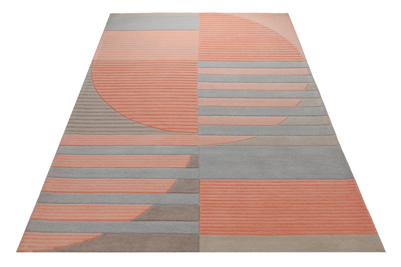 Kreissegmente in Koralle - Handtuft mit Rippenrelief 160 x 230 cm – Teppich im Raum platziert