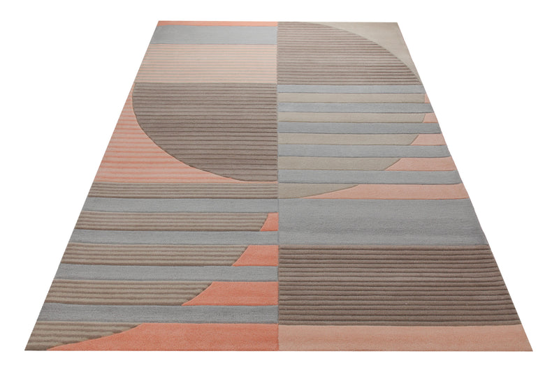 Koralle im Halbrund - Handtuft mit Rippenrelief 160 x 230 cm – Teppich im Raum platziert
