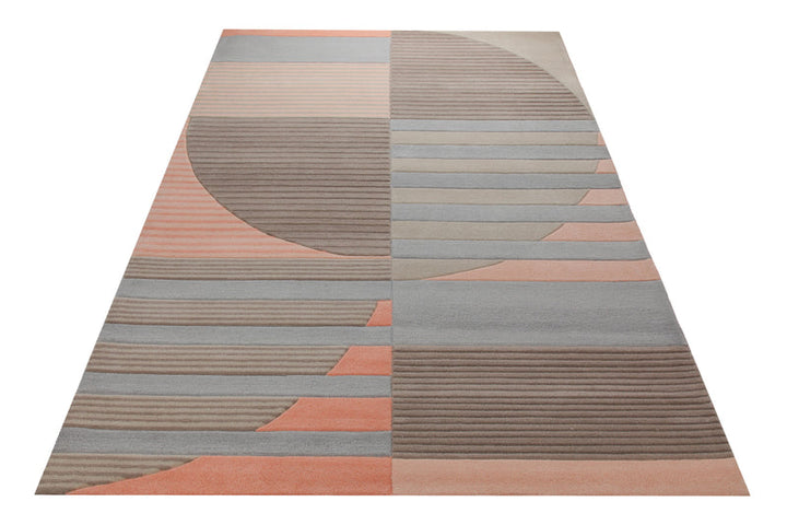 Koralle im Halbrund - Handtuft mit Rippenrelief 160 x 230 cm – Teppich im Raum platziert