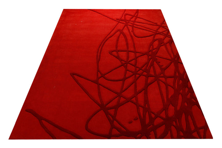 Rot auf Rot - Handtuft Wolle 160 x 230 cm – Teppich im Raum platziert