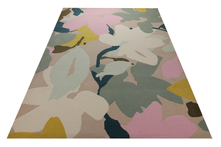 Aquarellflora in Pastell - Handtuft Wolle 160 x 230 cm – Teppich im Raum platziert