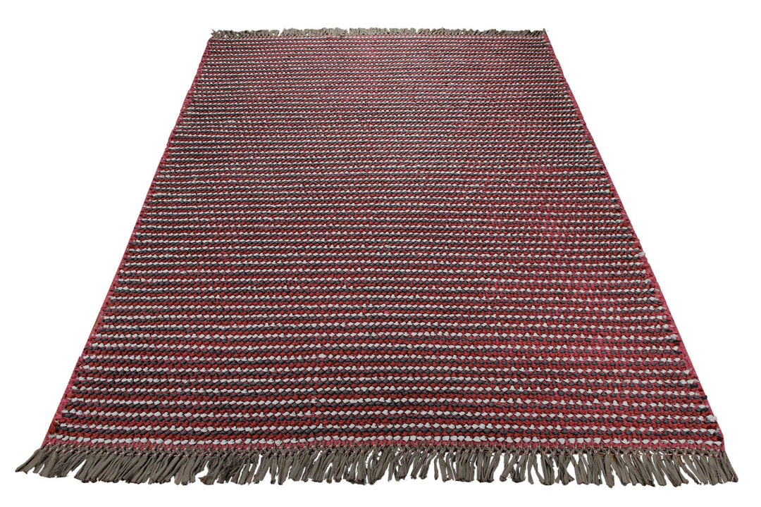 Dedon Outdoor Handwebteppich rot grau gestreift 160x230 cm – dekorativ im Raum inszeniert