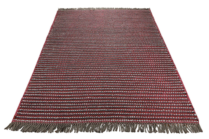Dedon Outdoor Handwebteppich rot grau gestreift 160x230 cm – dekorativ im Raum inszeniert