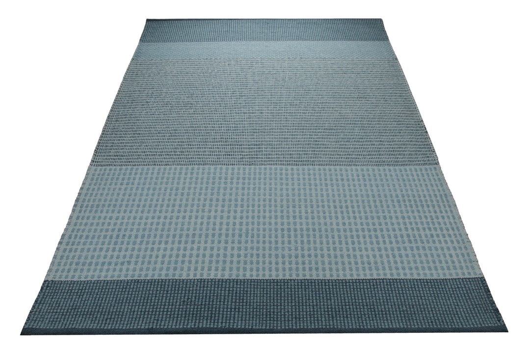 Handwebteppich Wolle Struktur graublau 160x230 cm – im Wohnraum in Szene gesetzt