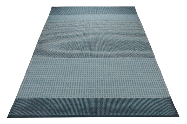 Handwebteppich Wolle Struktur graublau 160x230 cm – im Wohnraum in Szene gesetzt