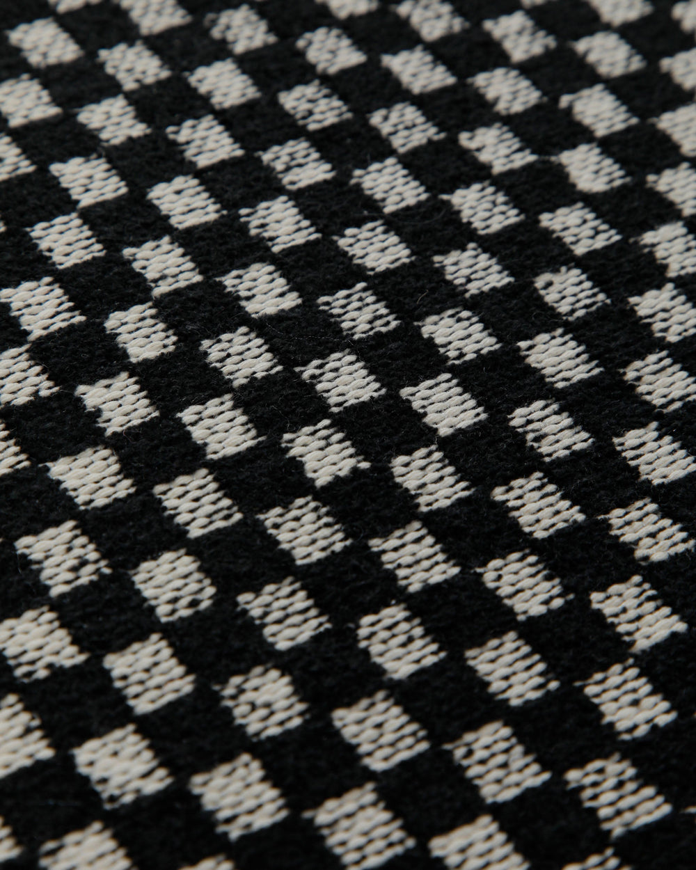 Handwebteppich Wolle Feinkaro schwarz weiß 160x230 cm – Nahaufnahme von Struktur und Textur