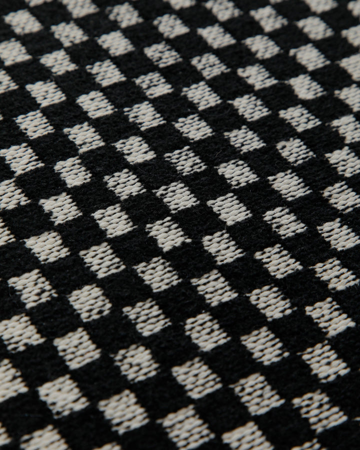 Handwebteppich Wolle Feinkaro schwarz weiß 160x230 cm – Nahaufnahme von Struktur und Textur