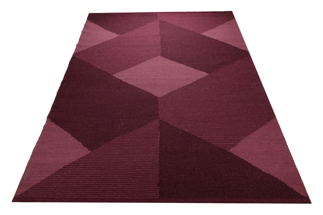 Handwebteppich Wolle Rautenmuster beere 160x230 cm – im Raum platziert