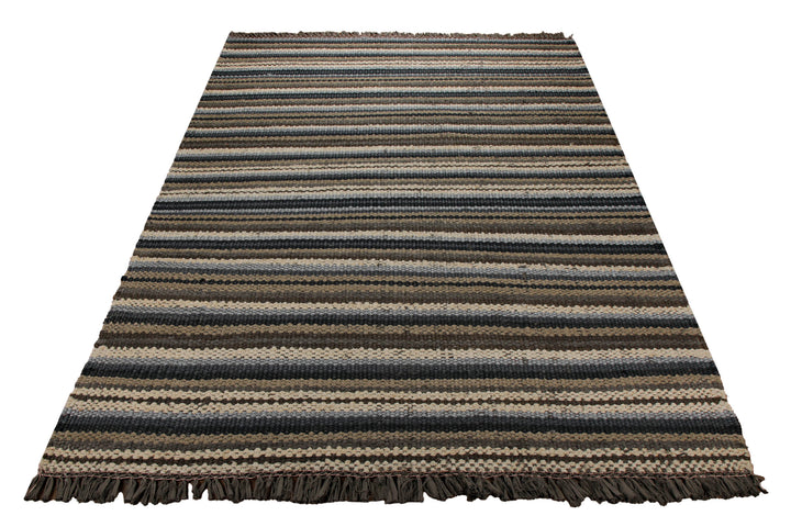 Dedon Outdoor Handwebteppich grau blau gestreift 160x230 cm – im Raum platziert