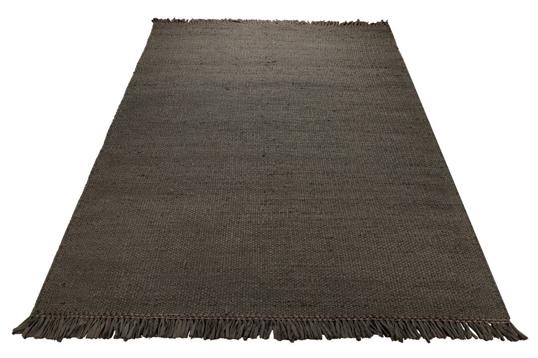 Dedon Outdoor Handwebteppich uni dunkelgrau 160x230 cm – Lifestyle-Aufnahme im Interieur