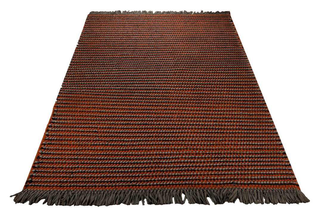 Dedon Outdoor Handwebteppich orange grau strukturiert 160x230 cm – im Wohnraum in Szene gesetzt
