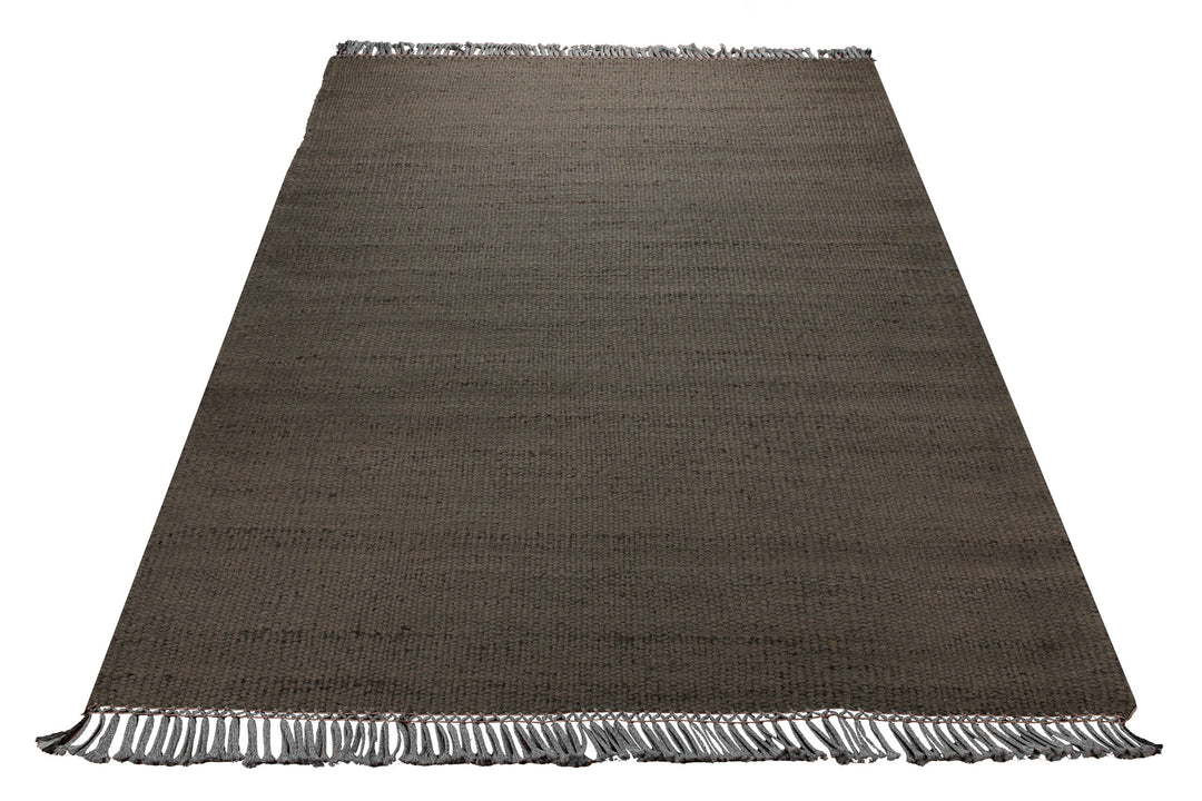 Dedon Outdoor Handwebteppich uni taupe 160x230 cm – im Wohnambiente arrangiert