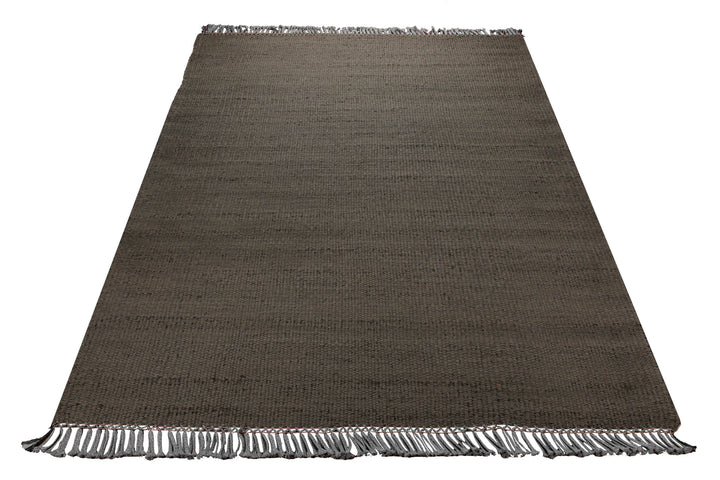 Dedon Outdoor Handwebteppich uni taupe 160x230 cm – im Wohnambiente arrangiert