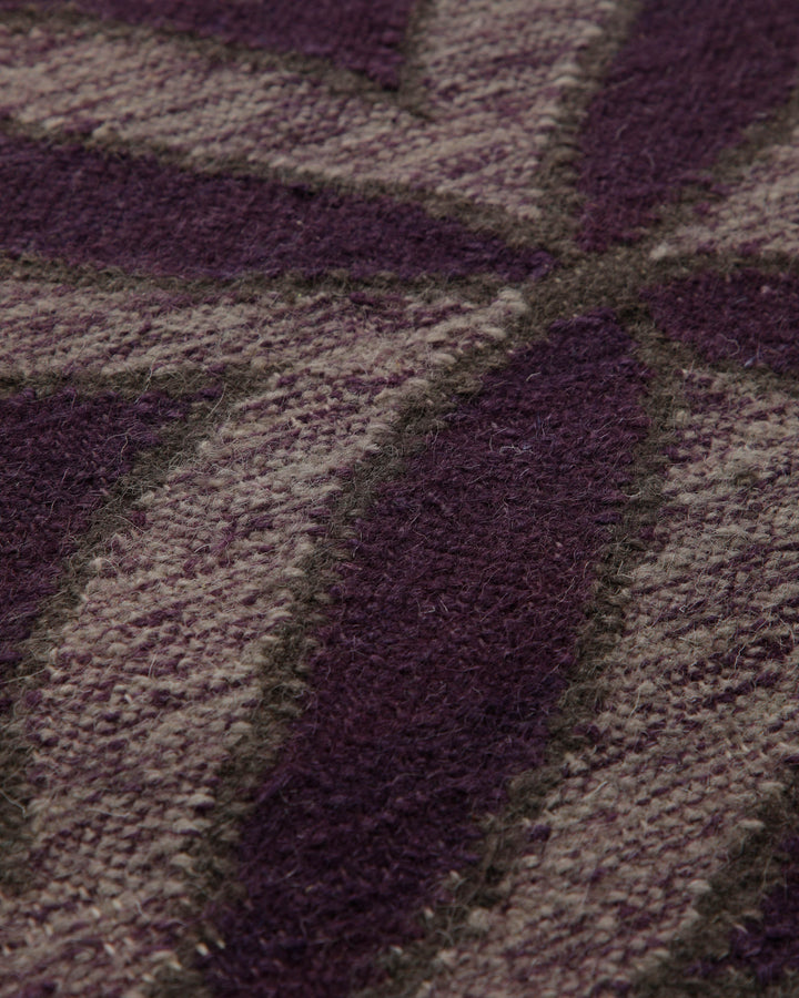 Handwebteppich Wolle Rautenmuster aubergine 160x230 cm – Nahaufnahme von Struktur und Textur