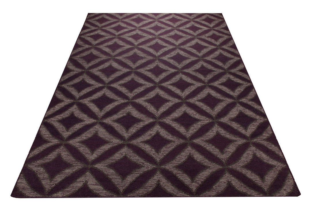 Handwebteppich Wolle Rautenmuster aubergine 160x230 cm – im Wohnambiente arrangiert