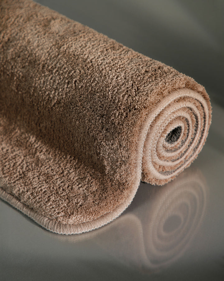 Badematte Badteppich Joris Beige Braun flauschig Detail aufgerollt